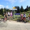 photo de groupe au sommet du col du Marchand - vacances à vélo San Farcio