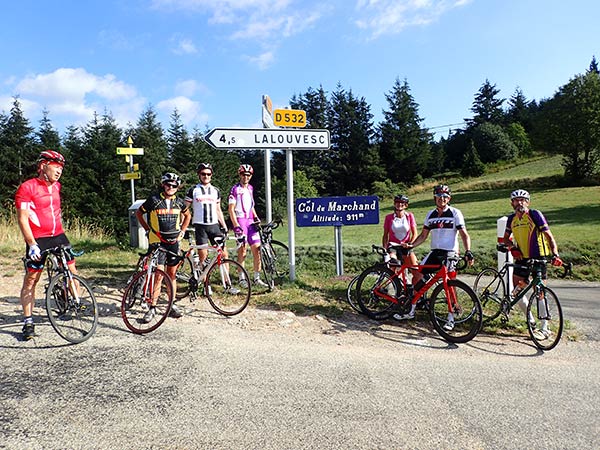 photo de groupe au sommet du col du Marchand - vacances à vélo San Farcio