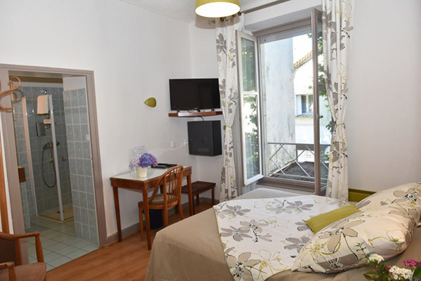chambre Grand Hôtel de Lyon à Vals les Bains - un de vos hébergements pour le séjour vélo Genêts
