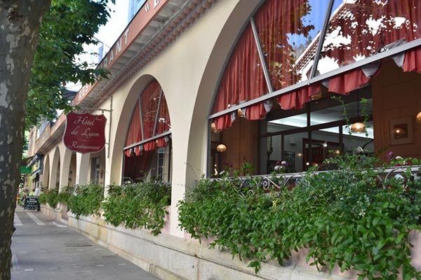 extérieur Grand Hôtel de Lyon à Vals les Bains - un de vos hébergements pour le séjour vélo Genêts
