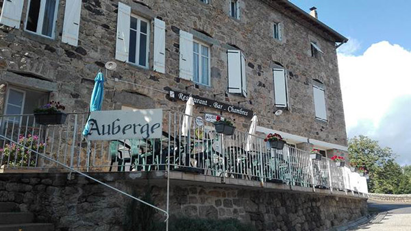 vue extérieure de l'auberge c'est la vie à Chanéac - séjour vélo Genêts