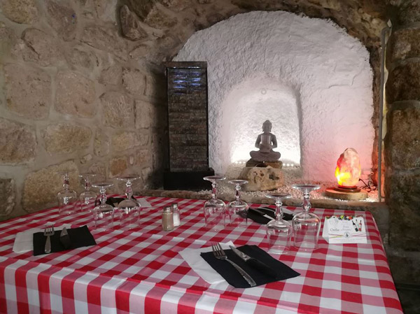 salle de restaurant de l'auberge c'est la vie à Chanéac - séjour vélo Genêts