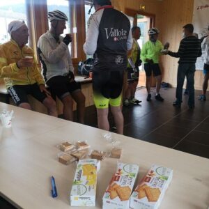 séjour vélo Myrtilles juin 2021 - accueil avec café et les produits de nos partenaires