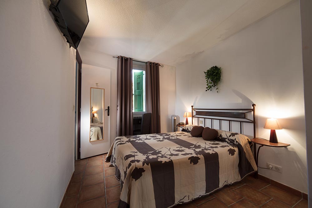 hotel-le-carmel-les-vans-chambre