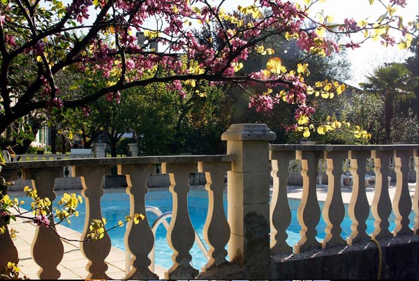 hotel-le-carmel-les-vans-piscine