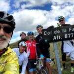 photo degroupe au sommet du col de la Fayolle - séjour vélo Castagnades