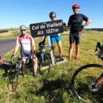 photo de groupe au sommet du col du Viallard - séjour vélo Genêts