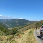 Séjour Genêts duo de cyclistes dans l'ascension d'un cl - séjour vélo Genêts