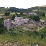 vue du village de Mazan l'Abbaye et ses cercles d'or - séjour vélo Genêts