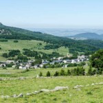 vue du village des Estables - séjour vélo Haut Lignon