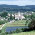 vue du village de Tence - point dedépart du séjour vélo Haut-Lignon