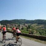 cyclistes sur la route à Labatie d'Andaure - séjour vélo San Farcio