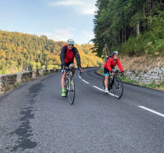 duo de cyclistes sur la route - séjour vélo myrtilles