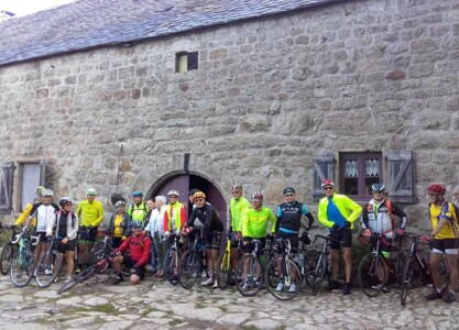 photo de groupe avant le départ pour l'étape du jour - séjour vélo myrtilles