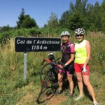 deux cyclistes féminines au sommet du Col de l'Ardéchoise - séjour vélo les myrtilles