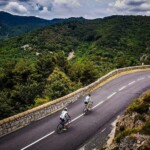 duo de cyclistes dans l'ascension du Col de Mézilhac - séjour vélo les Myrtilles