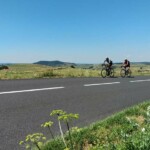 duo de cyclistes sur le plateau ardéchois - séjour vélo les Myrtilles